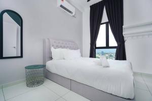 um quarto branco com uma cama grande e uma janela em Ben Cozy Executive Suite 3BR The Horizon Ipoh em Ipoh