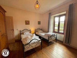 1 dormitorio con 2 camas y ventana en Gîte Cugand, 5 pièces, 8 personnes - FR-1-426-107 en Cugand
