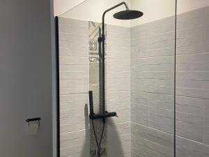 eine Dusche mit Glastür im Badezimmer in der Unterkunft Maison Traditionnelle Rénovée, Proche Plage, Barbâtre - Terrasse, Wifi, Confort Modern - FR-1-426-371 in Barbâtre + 17 Fotos