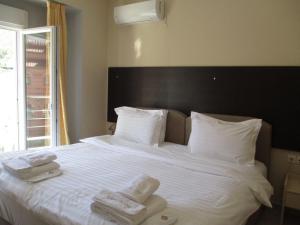 Tempat tidur dalam kamar di Kyknos De Luxe Suites & Rooms