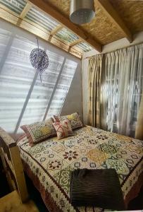 1 dormitorio con 1 cama en una habitación con ventana en Cabaña bosque, en Recinto