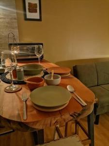 drewniany stół z płytami i naczyniami w obiekcie CasaMar ElQuisco w mieście El Quisco