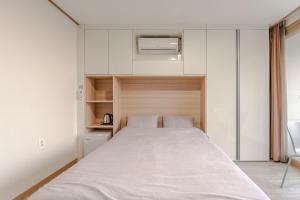 Кровать или кровати в номере Seongsan Go to bed resort