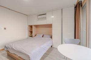 Кровать или кровати в номере Seongsan Go to bed resort