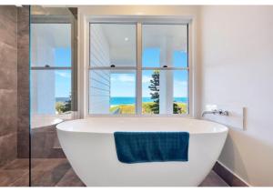 Bilik mandi di Luxury Ocean View Property +13 gambar