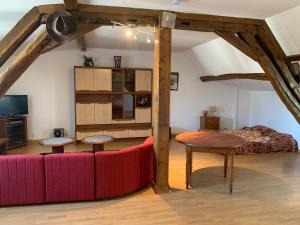 sala de estar con sofá rojo y mesa en Gîte Saint-Gaultier, 3 pièces, 6 personnes - FR-1-591-361 en Saint-Gaultier