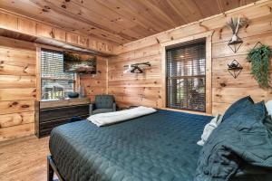 1 dormitorio con 1 cama en una cabaña de madera en Mama Bear's Moonshine Ridge en Gatlinburg