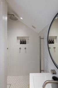 La salle de bains est pourvue d'un lavabo et d'un miroir. dans l'établissement Unionelle a Luxe Newtown Terrance, à Sydney
