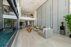 Nathon BayにあるMaster Peak H4 - Hillside Villa with Amazing Ocean Viewsのリビングルーム(ソファ付)、スイミングプールが備わります。