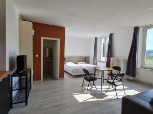 Postel nebo postele na pokoji v ubytování Gîte lumineux 2-4 pers. avec terrasse et restaurant sur place - FR-1-585-92