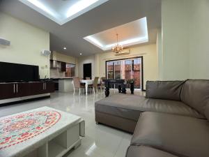 Зона вітальні в baronial 3bedrooms pool villas Pattaya