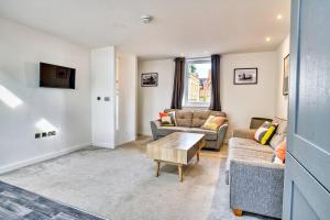 a living room with two couches and a table at Pass the Keys Motherby 7 · Town House close to River front in Lincoln