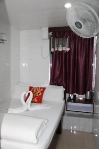 Un pat sau paturi într-o cameră la Om Guest House