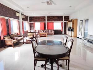 uma grande sala de estar com mesa e cadeiras em RedDoorz near Exit Tol Krapyak Semarang 3 em Kalibanteng-kidul