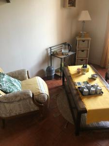 uma sala de estar com uma mesa e um sofá em LES DOUCEURS DU LOGIS em La Garnache