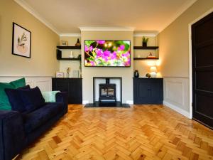 uma sala de estar com lareira e uma televisão na parede em Pass the Keys Classy house in Llanishen em Cardiff