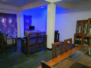 sala de estar con mesa de comedor y sillas en Tea Bound Resort, en Nuwara Eliya