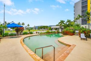 Bazén v ubytování 'Coral Sea Dreaming' Family Friendly Apartment nebo v jeho okolí