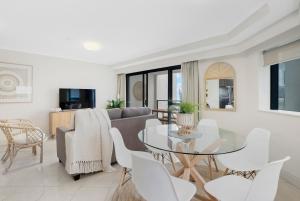 TV a/nebo společenská místnost v ubytování 'Coral Sea Dreaming' Family Friendly Apartment