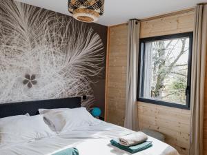 Posteľ alebo postele v izbe v ubytovaní Lodge PMR avec jacuzzi privatif, accès spa et activités au bord du golf! - FR-1-582-372