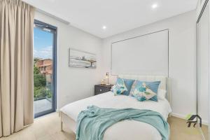 1 dormitorio con cama y ventana grande en Vivid & Lovely Apartment in Eastwood 2B2B, en Sídney