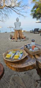 普拉亞布蘭卡的住宿－Buda House Beach，沙滩上桌上的食品托盘