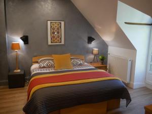 Cama o camas de una habitación en Guestroom Saint-Ay, 1 pièce, 2 personnes - FR-1-590-336