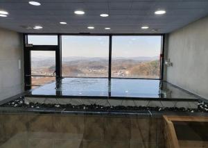 WJ Hotel Pool House内部或周边的泳池