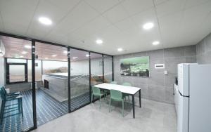 WJ Hotel Pool House的厨房或小厨房