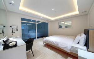 WJ Hotel Pool House客房内的一张或多张床位