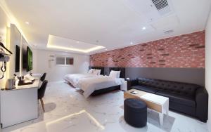 WJ Hotel Pool House客房内的一张或多张床位