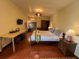 清邁的住宿－和泰精品酒店，一间卧室配有一张床和一张书桌