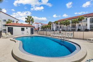 una piscina en el patio de un complejo de apartamentos en Palms of Seagrove C13 - Gulf Front, Bikes, Pool Sleeps 6, en Seagrove Beach