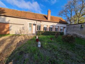 ein altes Haus mit einem unbefestigten Hof davor in der Unterkunft Gîte Bucy-Saint-Liphard, 1 pièce, 2 personnes - FR-1-590-402 