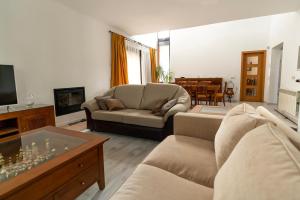 sala de estar con sofá y mesa en Casa Miragredos, a solo 5 min de Puy du Fou y Toledo, en Cobisa