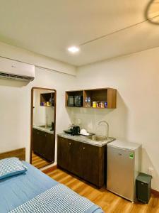 una cucina con un letto e un lavandino in una stanza di Larita Saigon ad Ho Chi Minh
