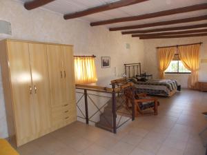 a bedroom with a bed and a desk in a room at Virginia Departamentos in San Rafael