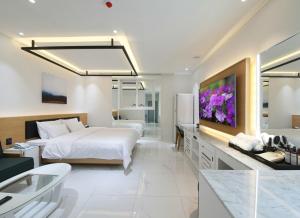 WJ Hotel Pool House客房内的一张或多张床位