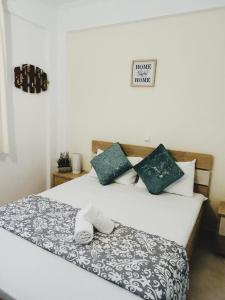 1 dormitorio con 1 cama con un cartel en la pared en Hermanos en Flogita