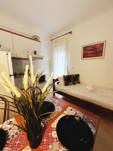 ein Wohnzimmer mit einem Sofa und einem Tisch in der Unterkunft Hermanos in Flogita