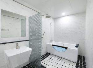 WJ Hotel Pool House的一间浴室