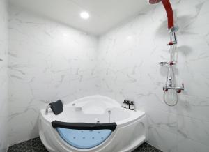 WJ Hotel Pool House的一间浴室