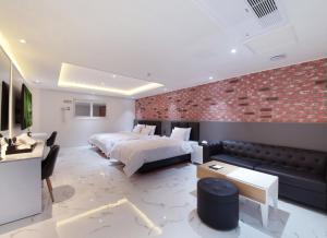 WJ Hotel Pool House客房内的一张或多张床位