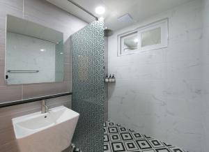 WJ Hotel Pool House的一间浴室
