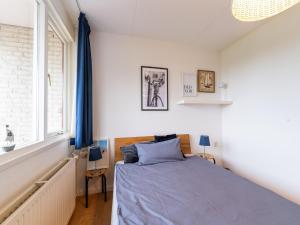 1 dormitorio con cama y ventana en Cozy Holiday Home in Hasselt Near By The Water, en Hasselt