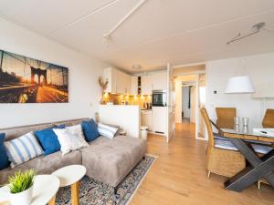 sala de estar con sofá y mesa en Cozy Holiday Home in Hasselt Near By The Water, en Hasselt