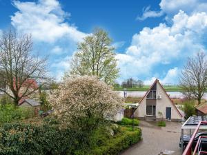 una imagen de una casa con árboles y arbustos en Cozy Holiday Home in Hasselt Near By The Water, en Hasselt