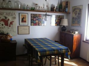 een kamer met een tafel met een blauwe plaids bij Chalet with garden, terrace and barbecue in Pastrengo