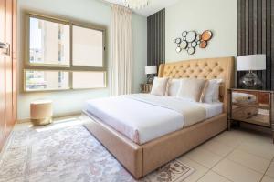 Un dormitorio con una cama grande y una ventana en Frank Porter - Al Dhafrah 2 en Dubái