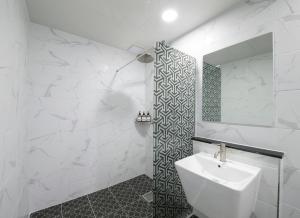 WJ Hotel Pool House的一间浴室
